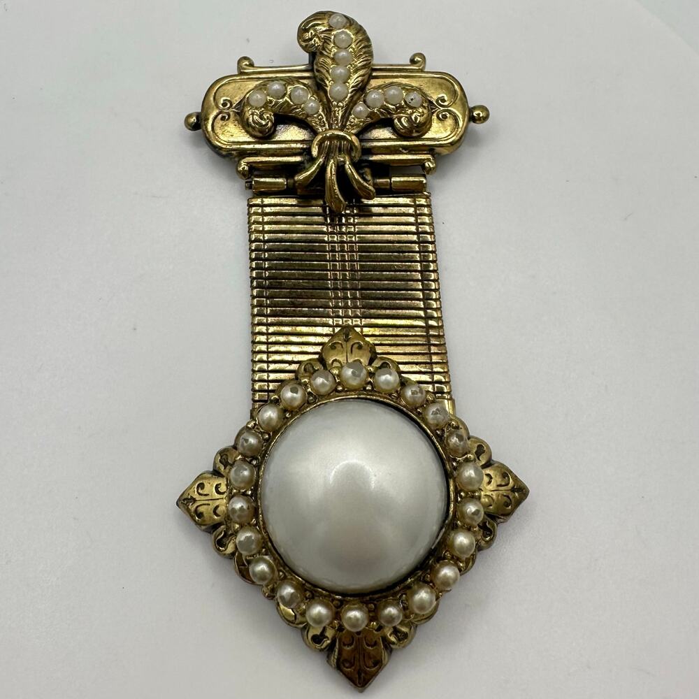 Karu vintage Victorian Revival gold tone mesh white faux pearls brooch